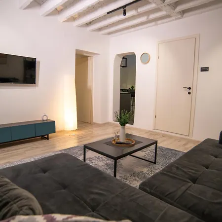 Style And Shine Sunrise Апартаменты